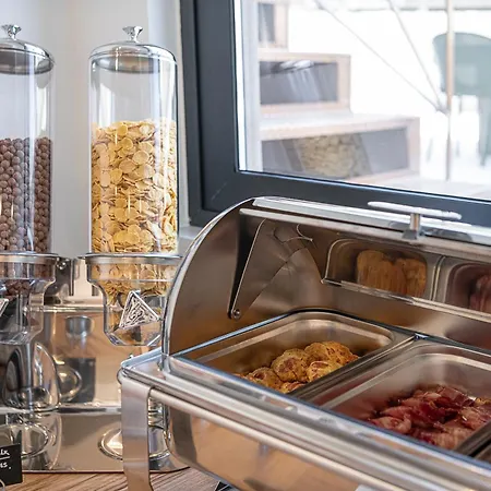 Miss Marrone Ханья