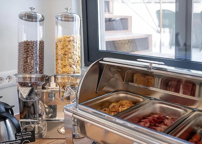 Miss Marrone Hriszí Aktí Haniá